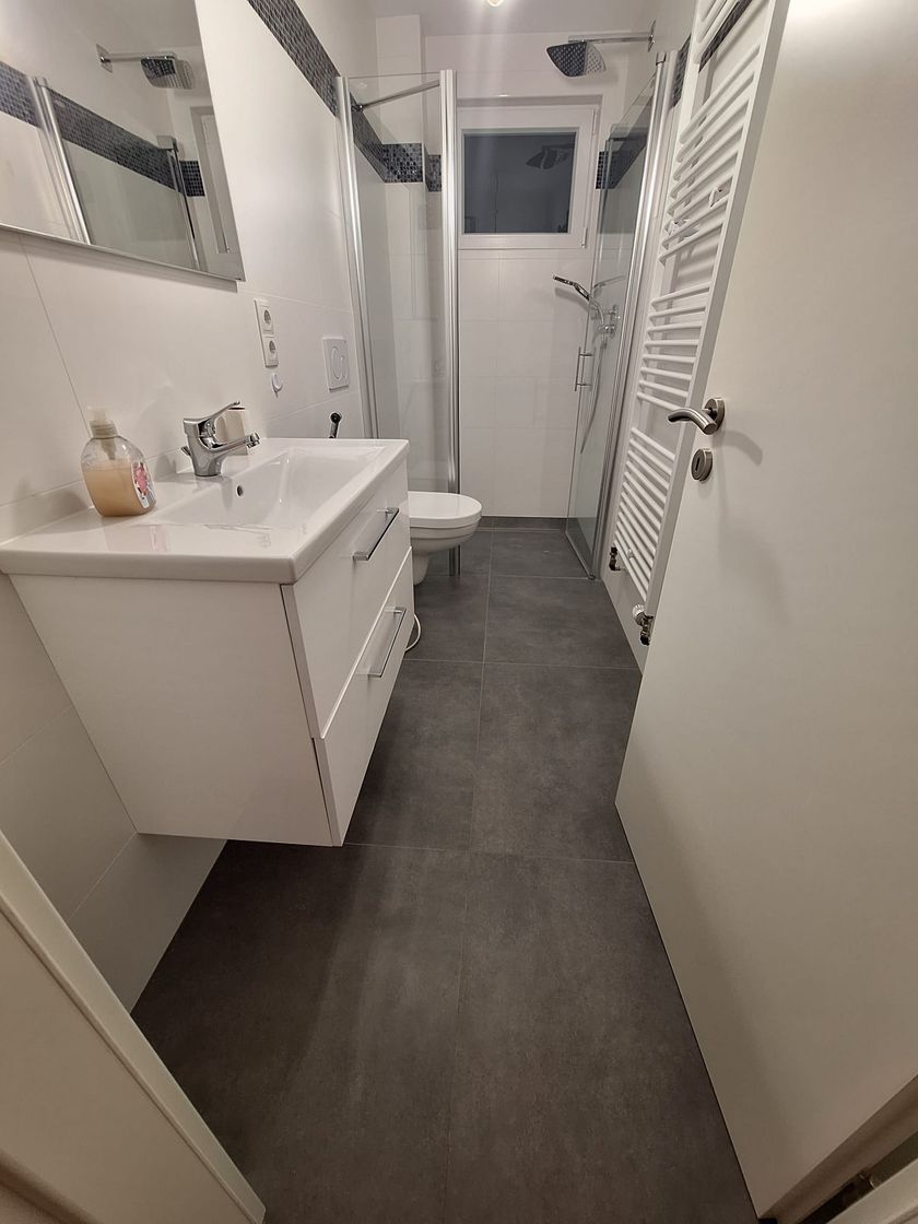 Fertig saniertes Bad mit bodengleicher Dusche in Mainz