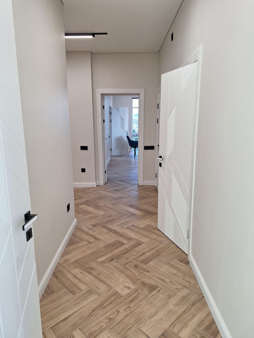 Ausgebautes Wohnloft mit Holzboden und indirekter Beleuchtung in Mainz