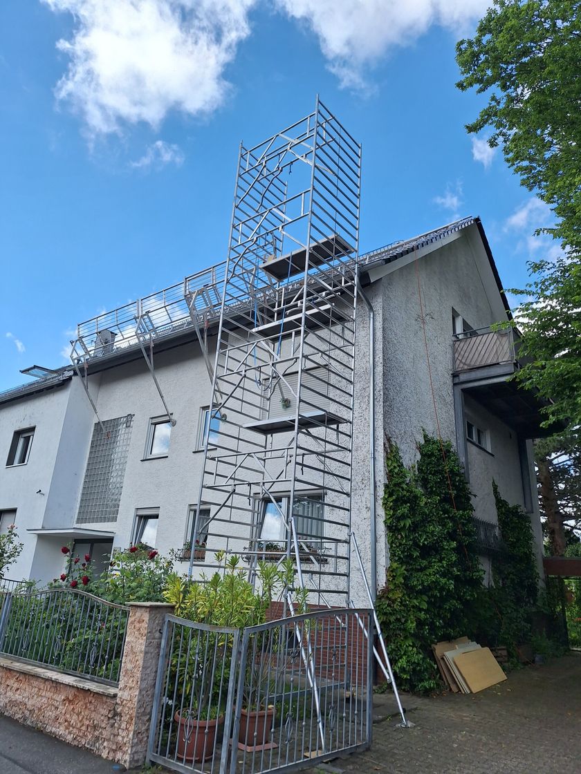 Eingerüstetes Mehrfamilienhaus während der Sanierung in Mainz