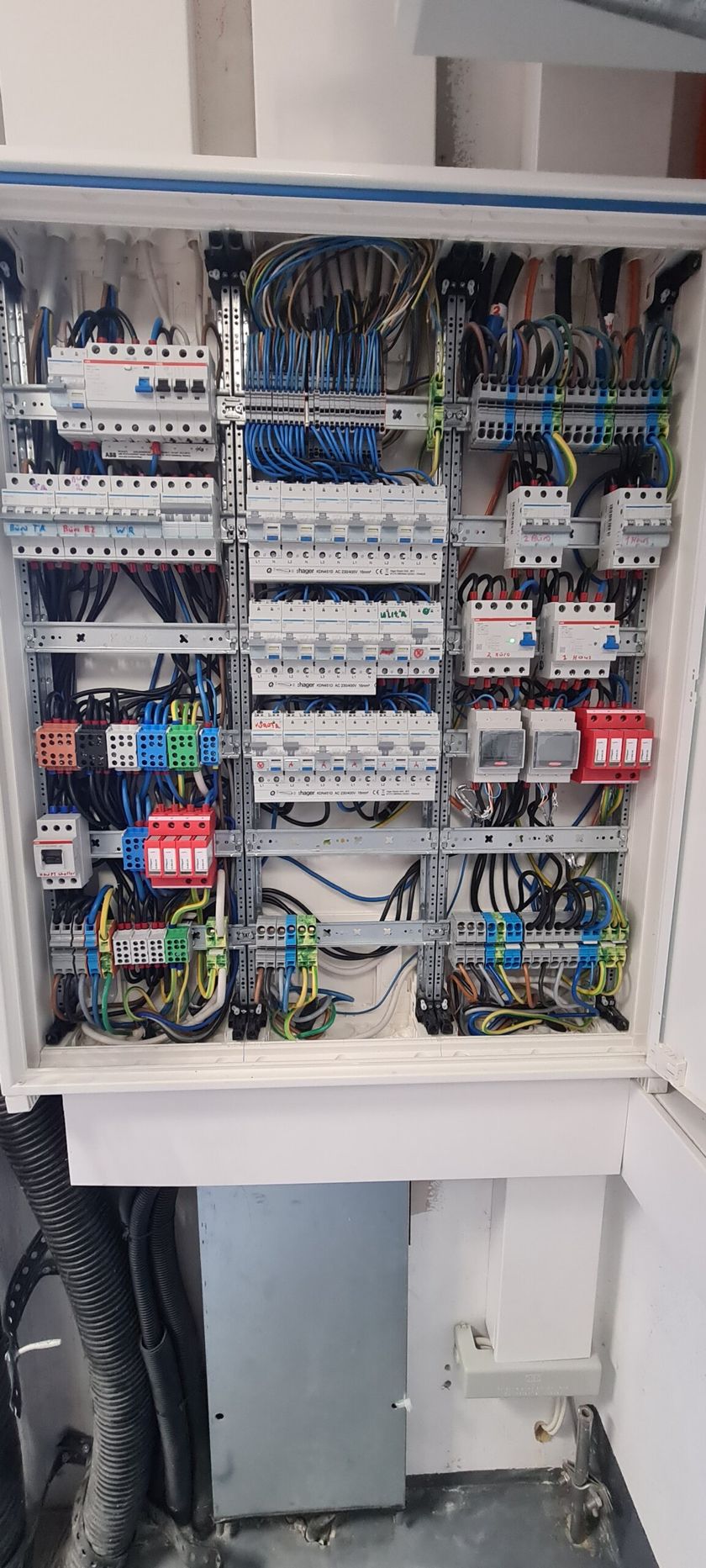Neu verlegte Elektroinstallation in einer Sanierung in Mainz